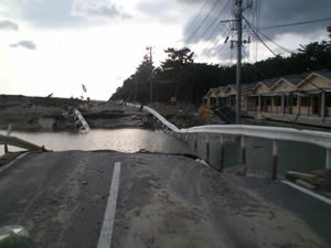 まだ手も付けられない海岸線の道路