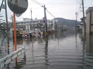 冠水している塩富町